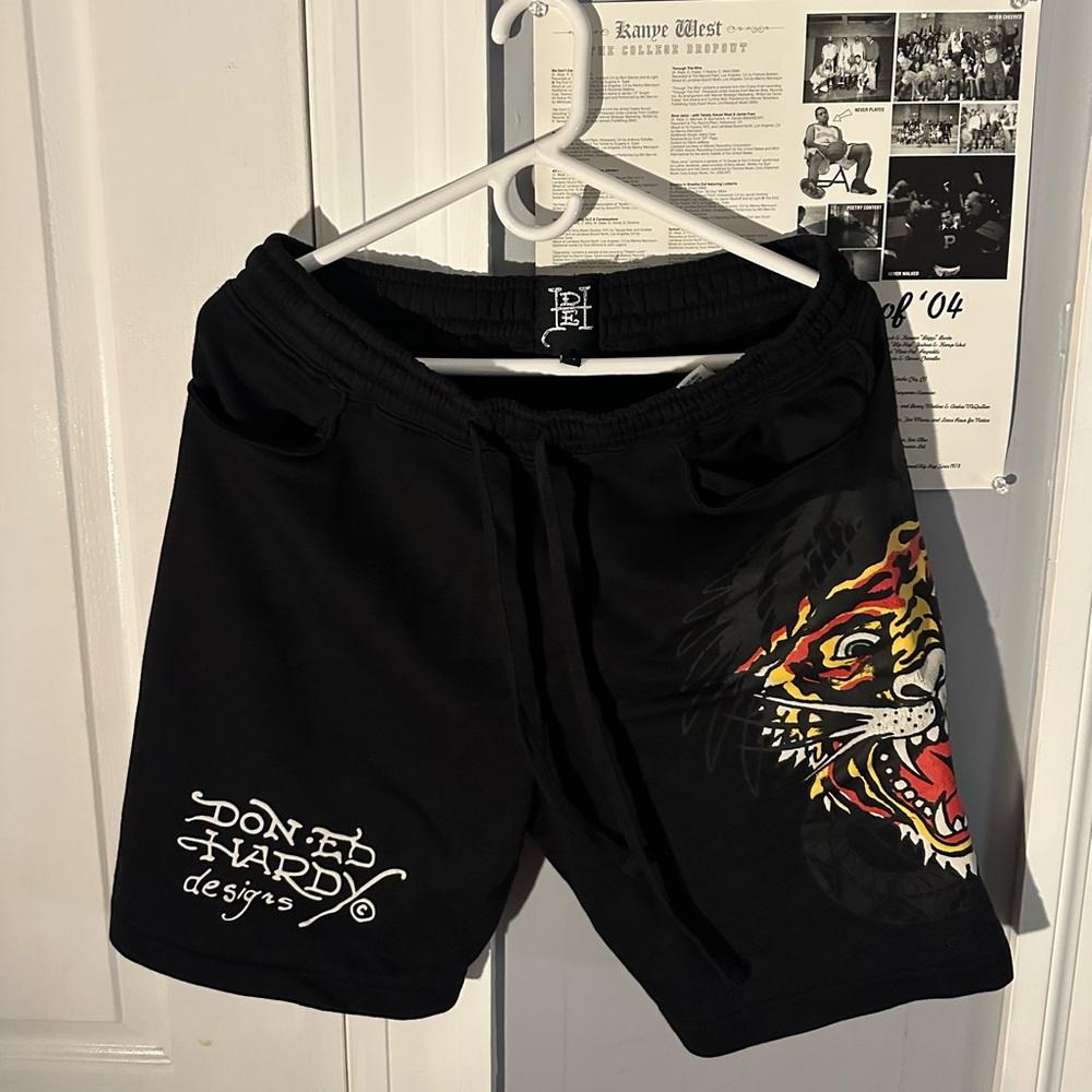 Ed Hardy Black Graphic Men's Shorts - Picture 2 of 2